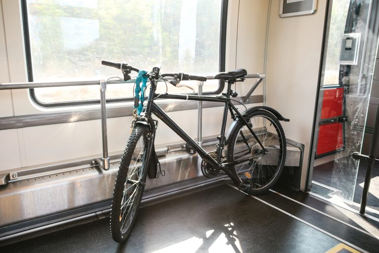 Fahrrad in der Bahn befestigt