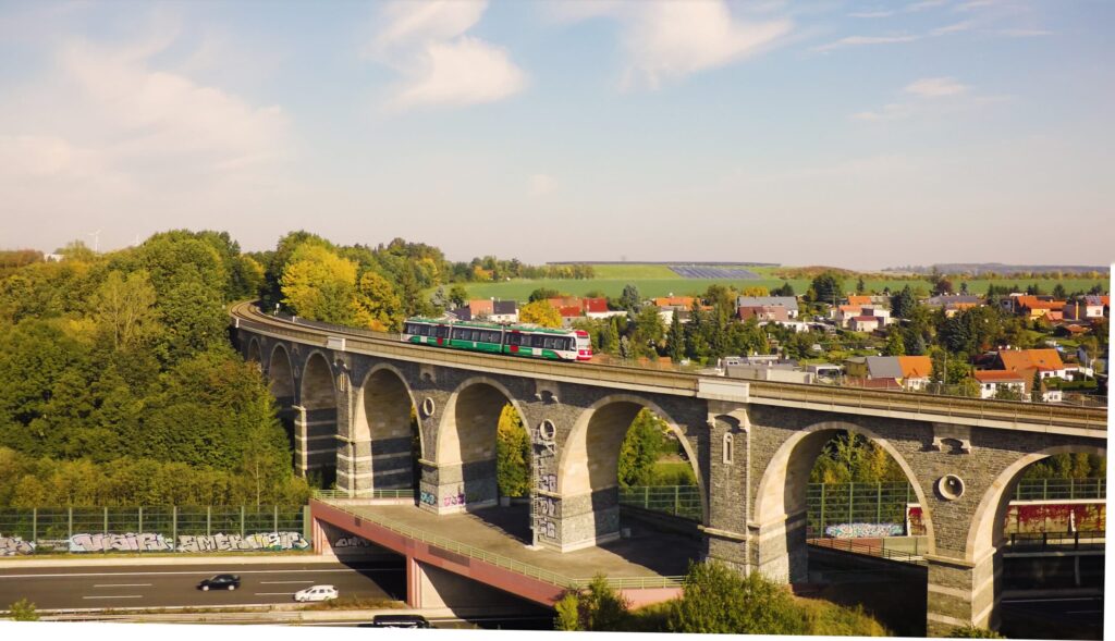 Ein CITYLINK fährt über ein Viadukt.