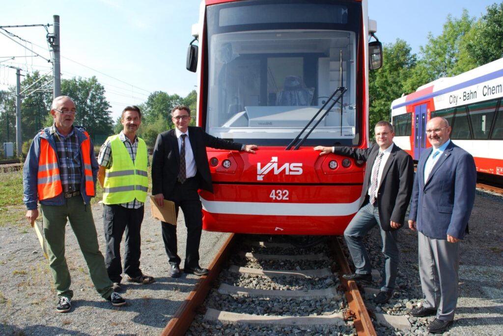 Dr. Henkel, Wilhelm Korda, Dr. Neuhaus vor einer Chemnitz-Bahn