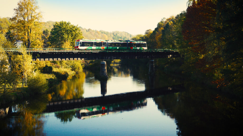 Citylink-Bahn auf einer Brücke