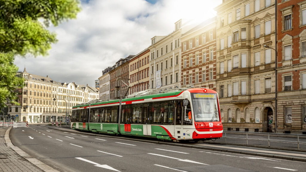 Fotomontage eines Citylink-Zuges, derdurch die Theaterstraße fährt