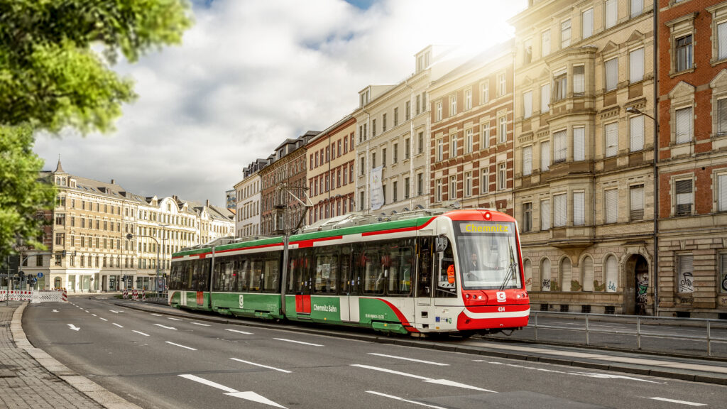 Fotomontage einer CITYLINK-Bahn, die durch die Theaterstraße fährt