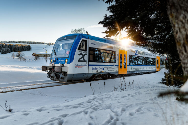 Ein Regio-Shuttle der Freiberger Eisenbahn in malerischer Winterlandschaft.