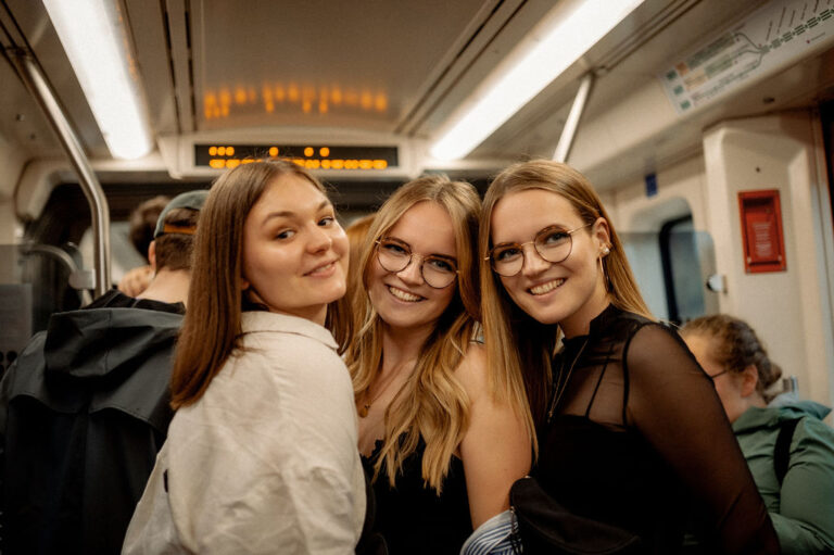 Fahrgäste in der Festivalbahn der City-Bahn Chemnitz