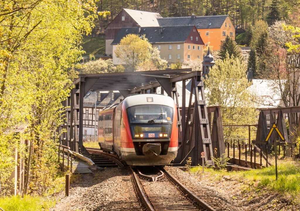 Erzgebirgsbahn fährt im Frühling über eine Brücke