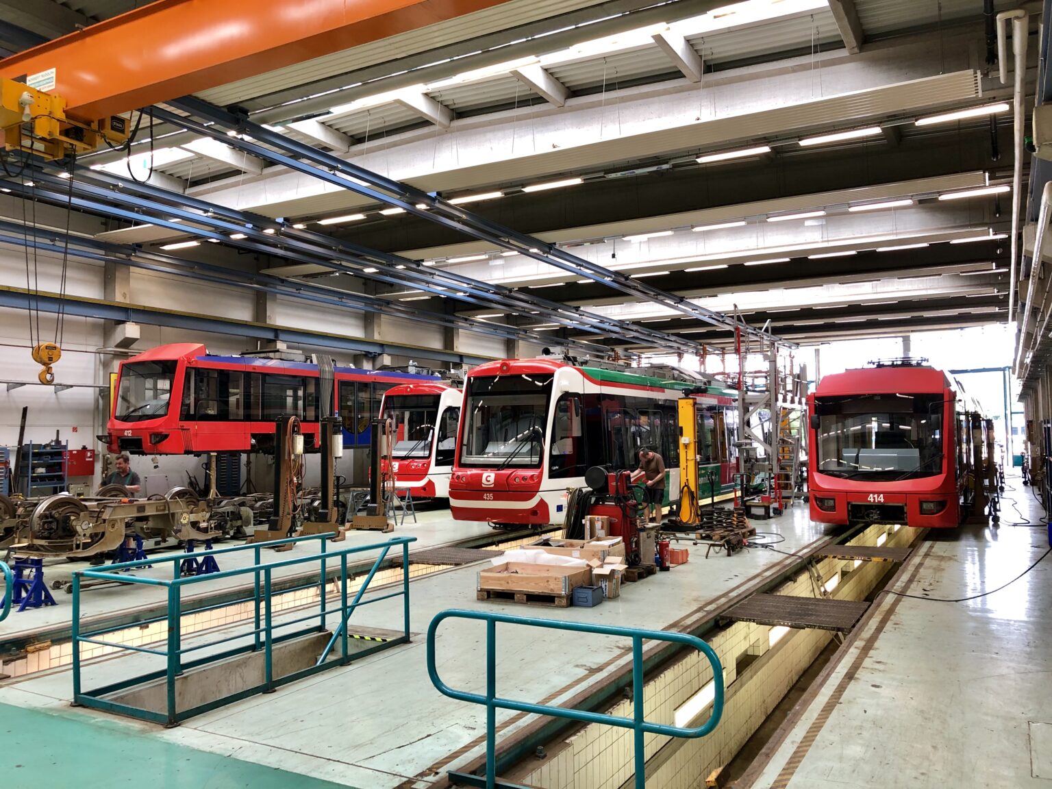 Fahrzeuge der CityBahn während der Wartung im CVAG Betriebshof Adelsberg.