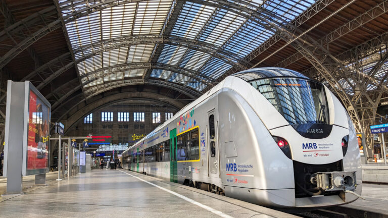 Ein Zug des Typs Coradia Continental des VMS im Leipziger Hauptbahnhof während des "Tages der Schiene".