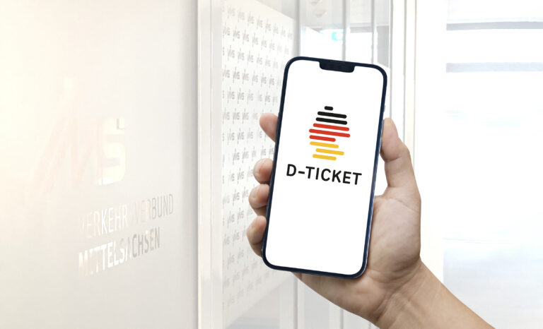 Fotomontage Handy mit D-Ticket-Logo auf Bildschirm