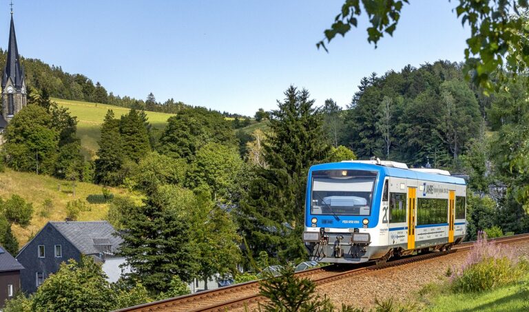 Freiberger Eisenbahn fährt durch eine idyllische Landschaft