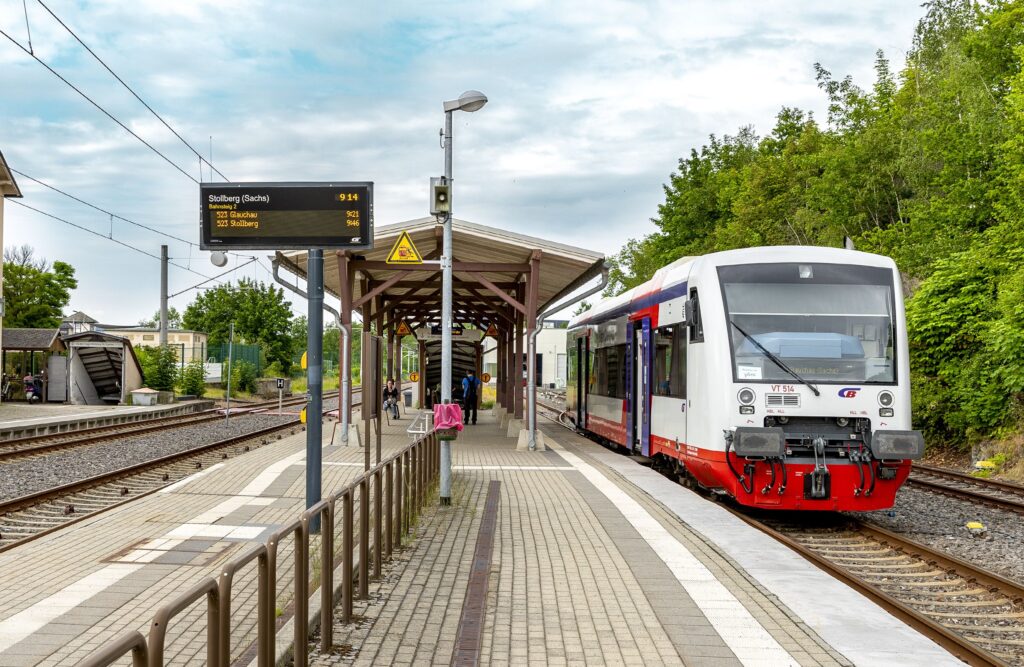 City-Bahn-Zug an der Haltestelle Stollberg