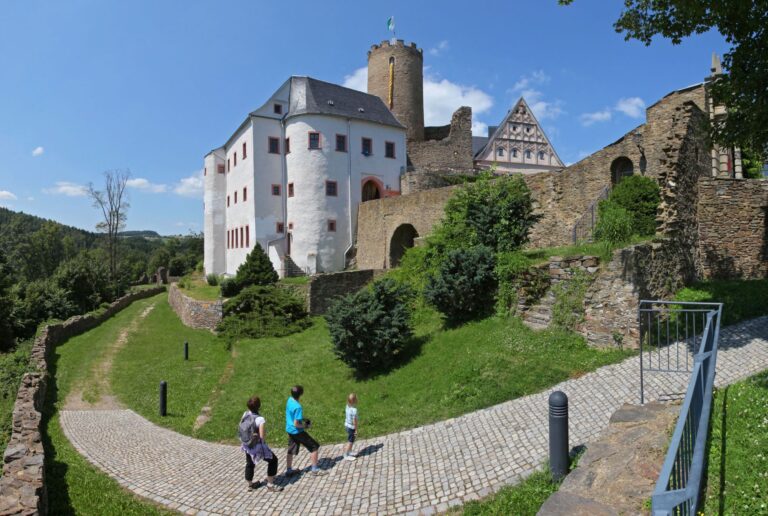 Burg Scharfenstein, Wanderer im Vordergrund