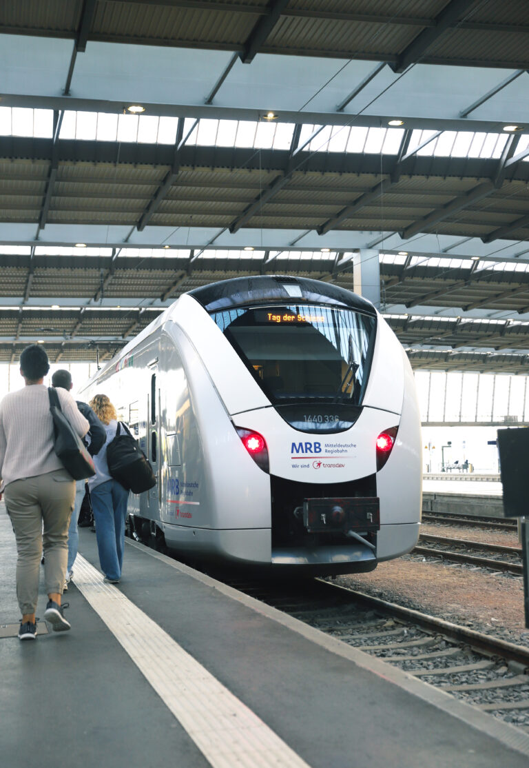 Ein Zug der MRB steht am Hauptbahnhof Chemnitz