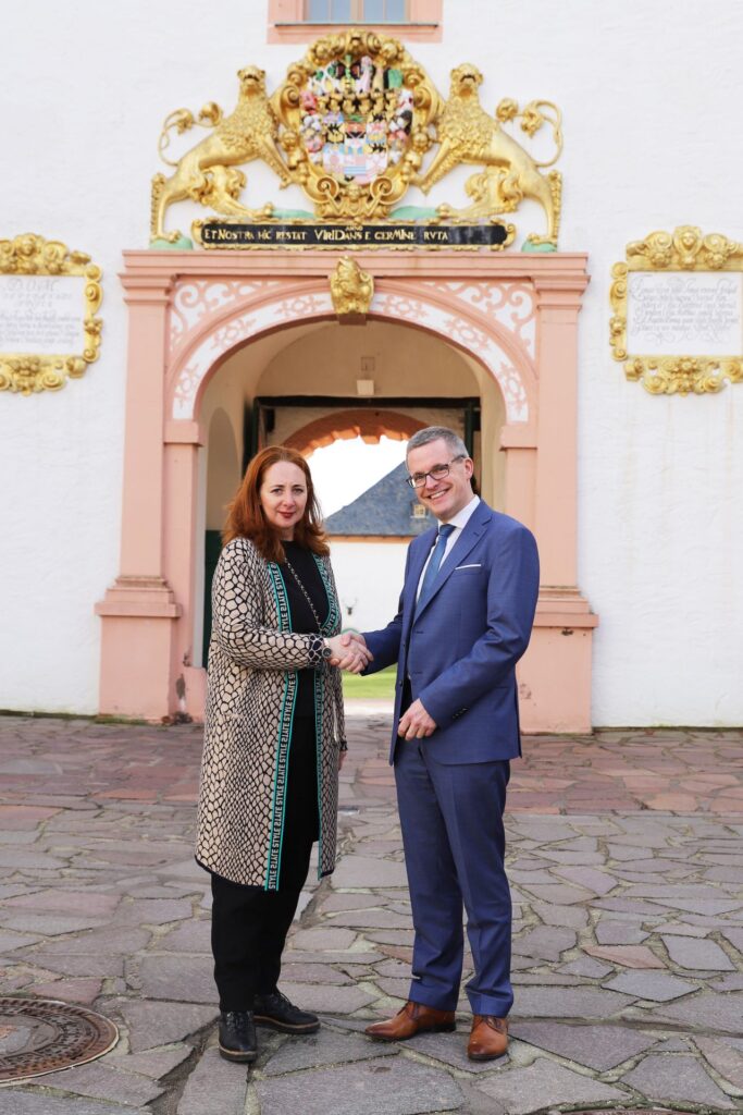 Patrizia Meyn (A/S/L Schlossbetriebe) und Mathias Korda (VMS) im Innenhof des Schlosses Augustusburg