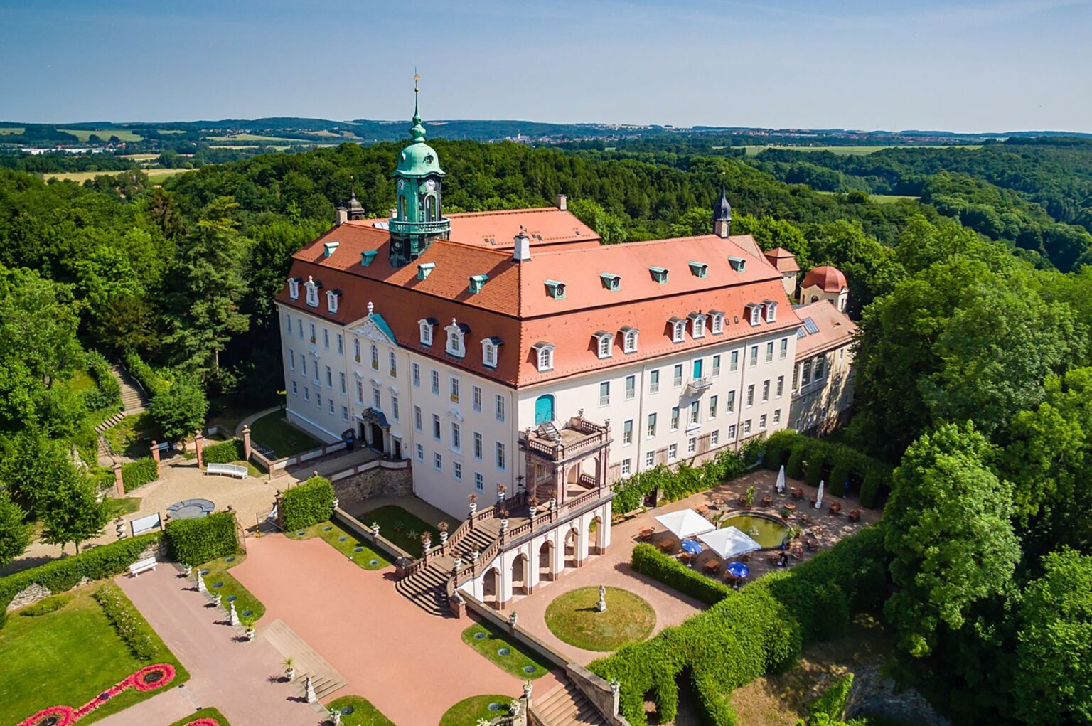 Drohnenaufnahme von Schloss Lichtenwalde im Sommer