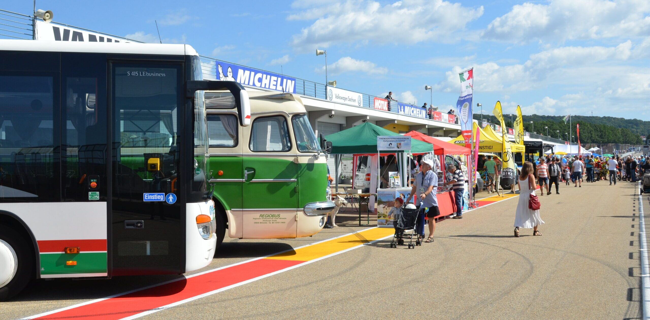 Verschiedene Fahrzeuge auf der Rennstrecke beim Verkehrssicherheitstag