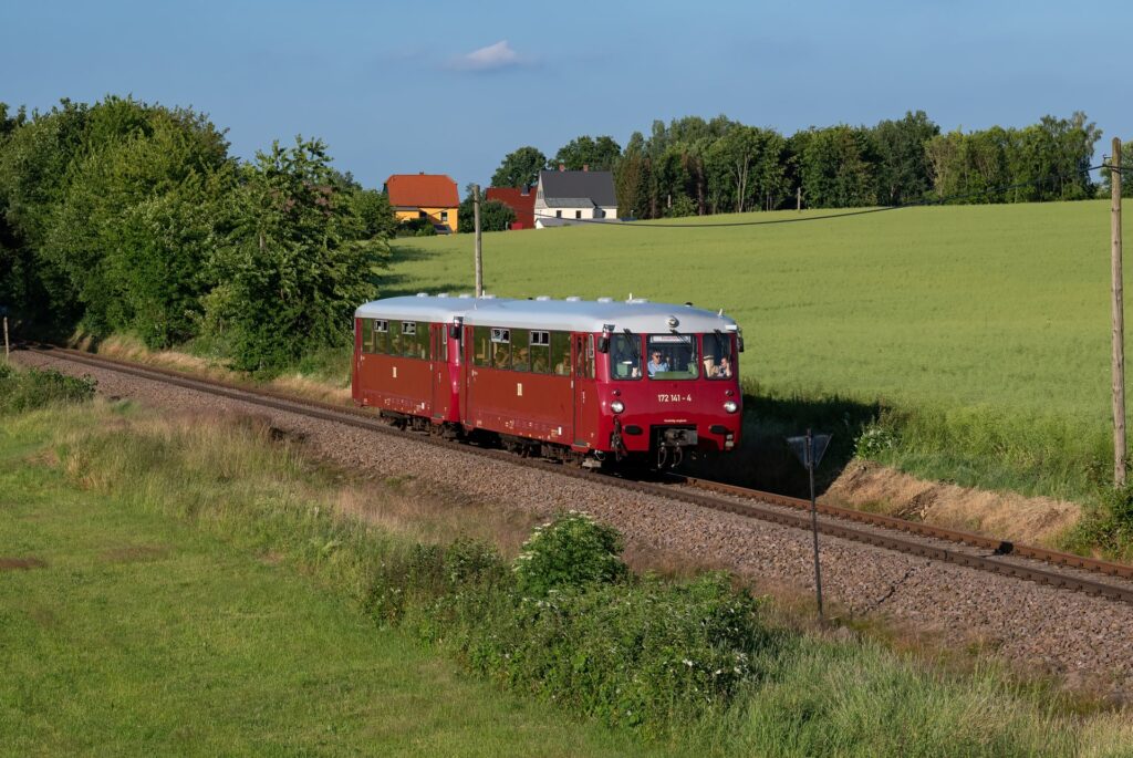 Bergstadtexpress Freiberg fährt über eine Wiese