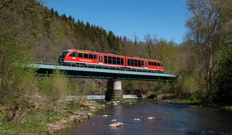 Die Flöhtalbahn fährt über eine Brücke