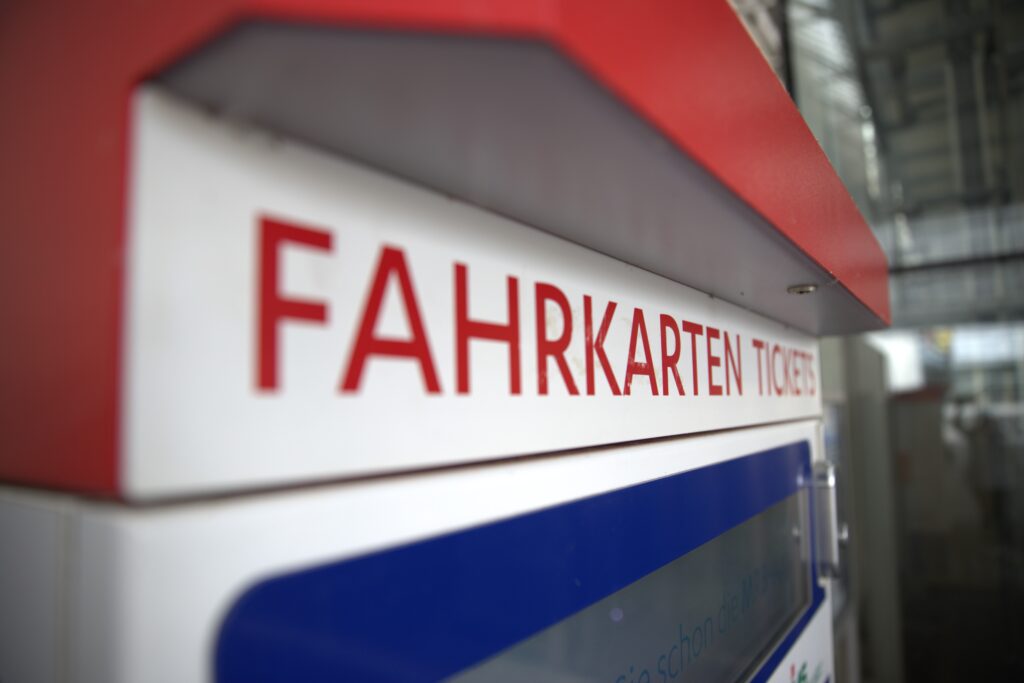 Nahaufnahme Schriftzug Fahrkartenautomat