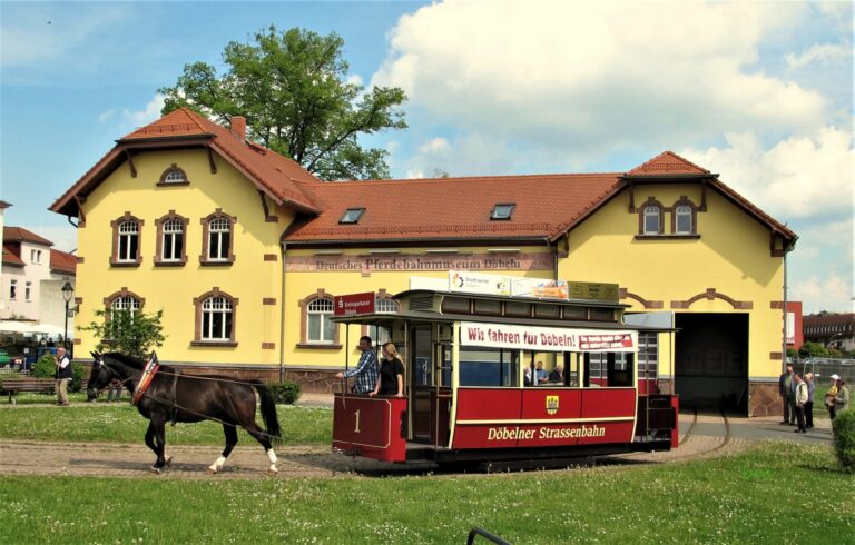 Döbelner Pferdebahn vor einem Bahnhof