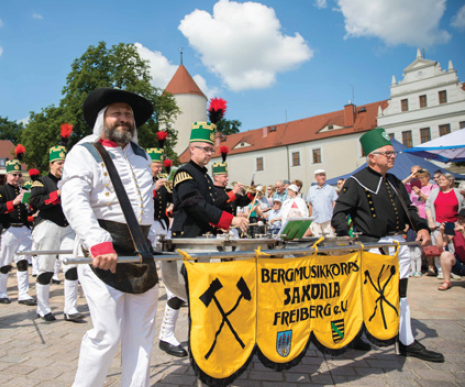 Traditionell gekleidete Bergmannsleute beim Bergstadtfest