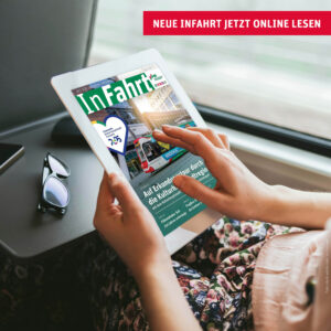 Frau liest im Zug InFahrt-Kundenmagazin auf dem Tablet