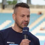 Tommy Haeder trägt während eines Interviews ein Mikrofon in der Hand