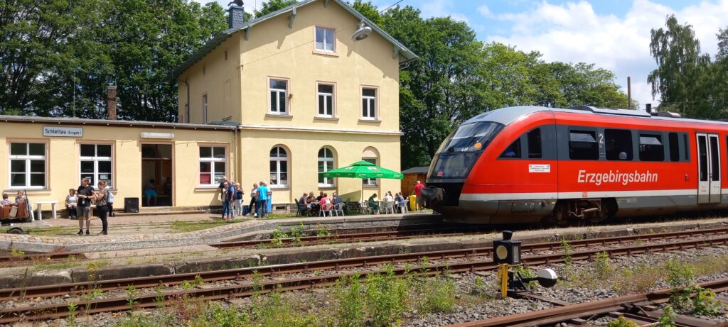 Bahnhof Schlettau, vor dem ein Triebwagen der Erzgebirgsbahn hält