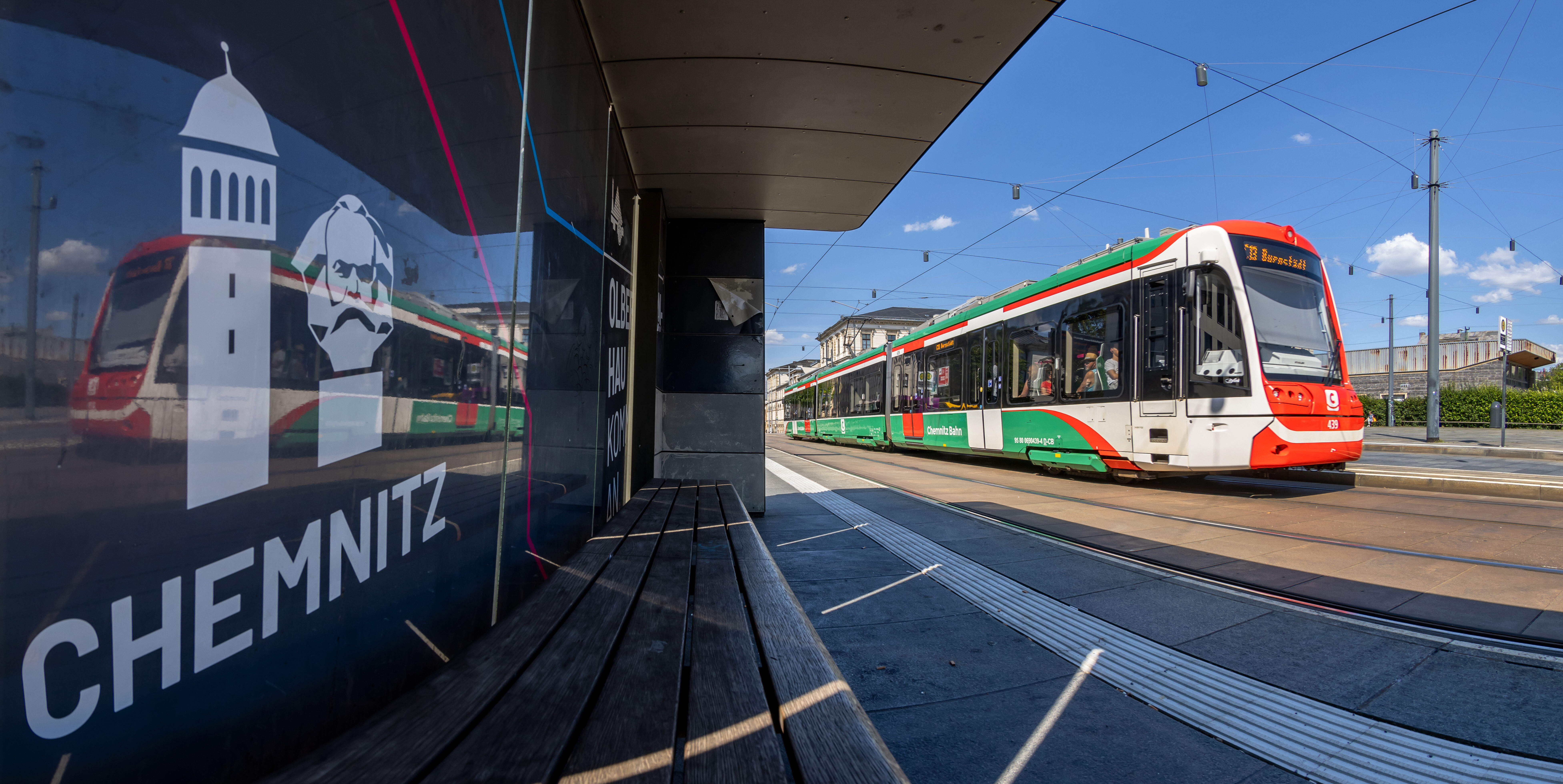 Vorplatz des Hauptbahnhofs Chemnitz mit Chemnitz-Schriftzug und vorbeifahrendem Citylink