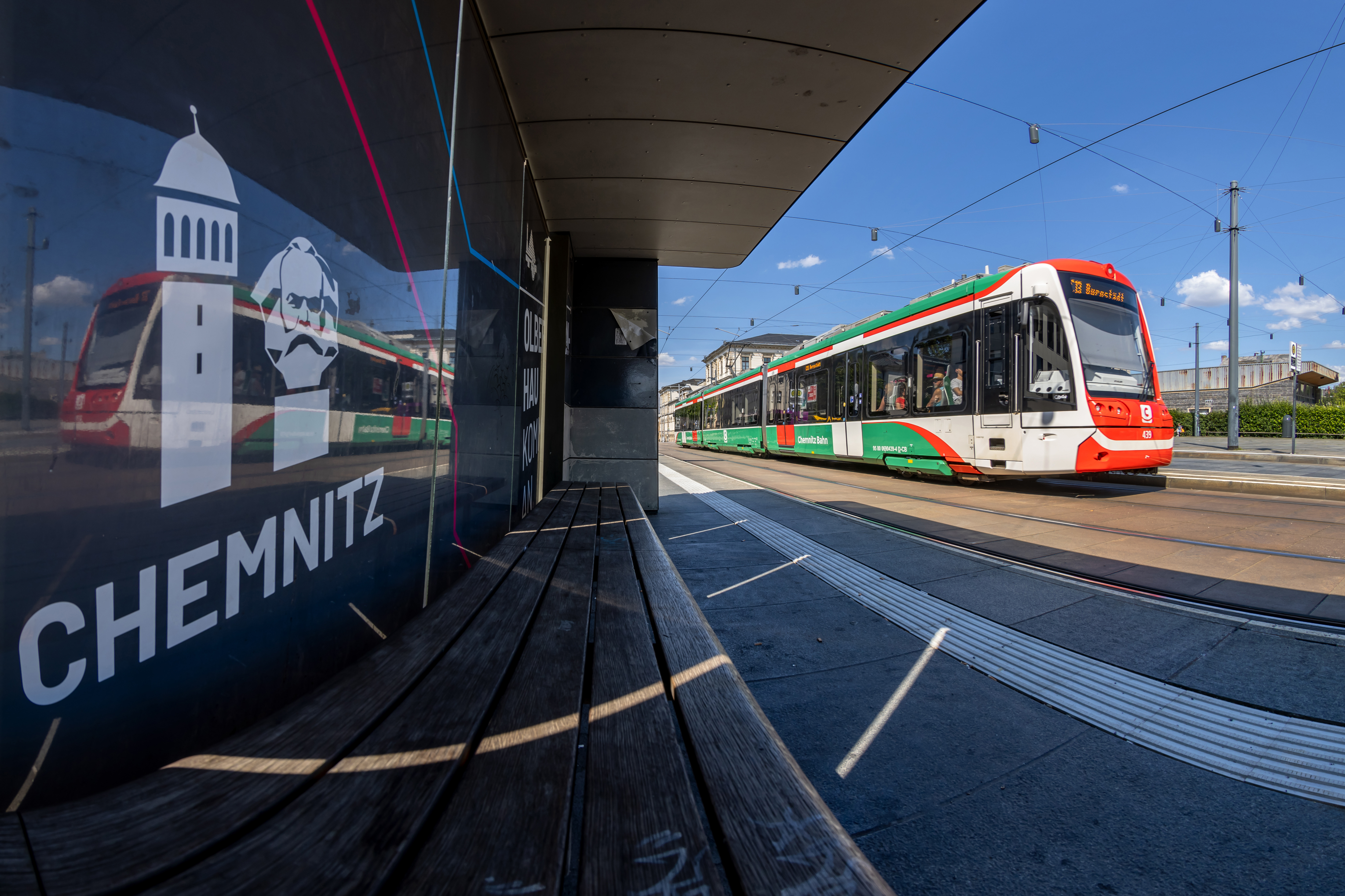 Vorplatz des Hauptbahnhofs Chemnitz mit Chemnitz-Schriftzug und vorbeifahrendem Citylink
