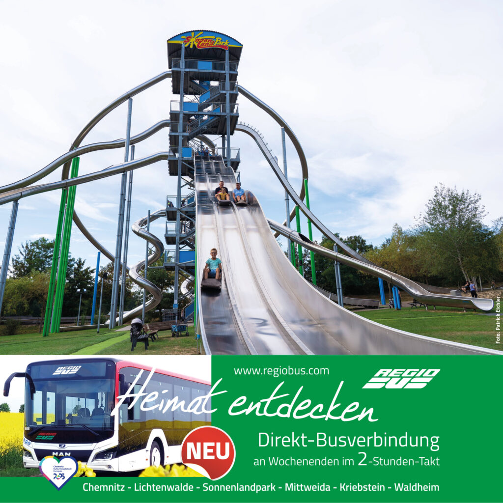 Riesenrutschturm des Sonnenlandparks Lichtenau, darunter ein Bus