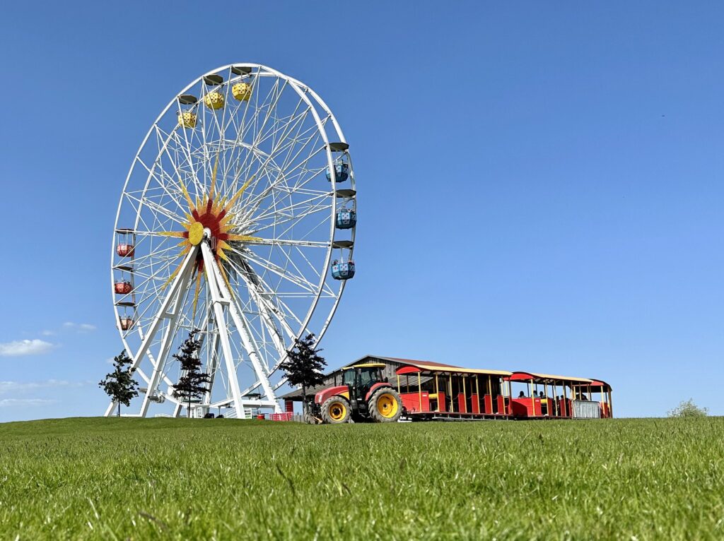 Riesenrad und Parkbahn des Sonnenlandparks Lichtenau
