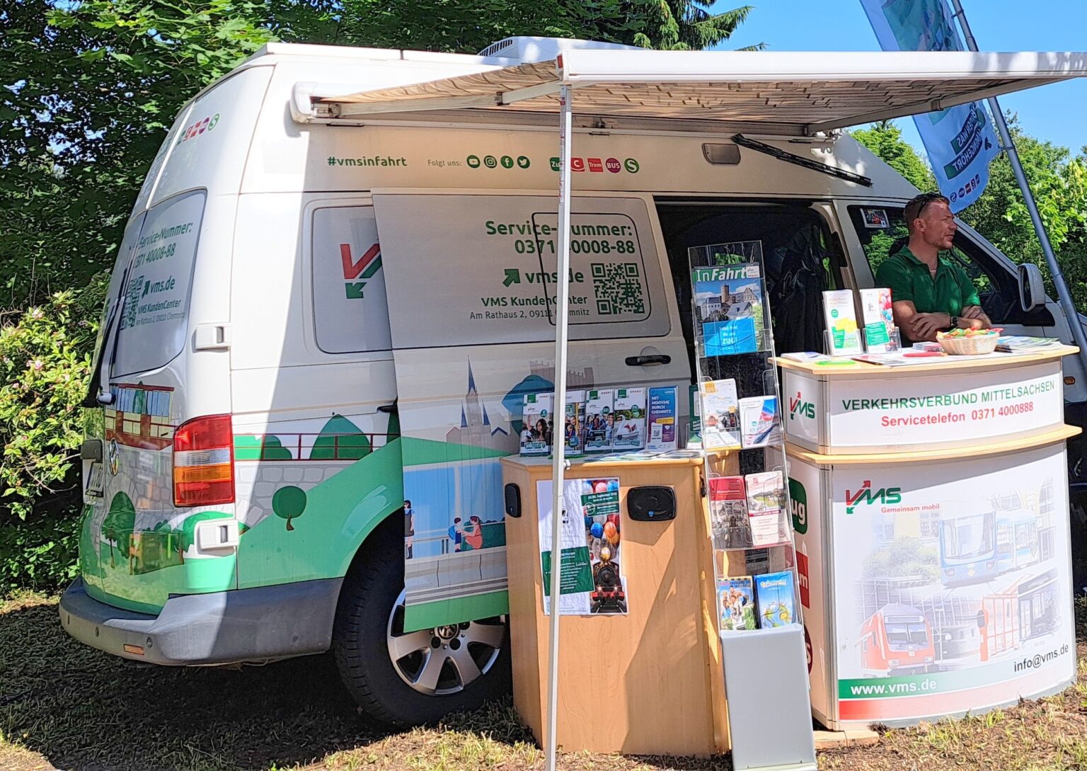 VMS Infomobil mit Informationsstand