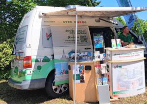 VMS Infomobil mit Informationsstand