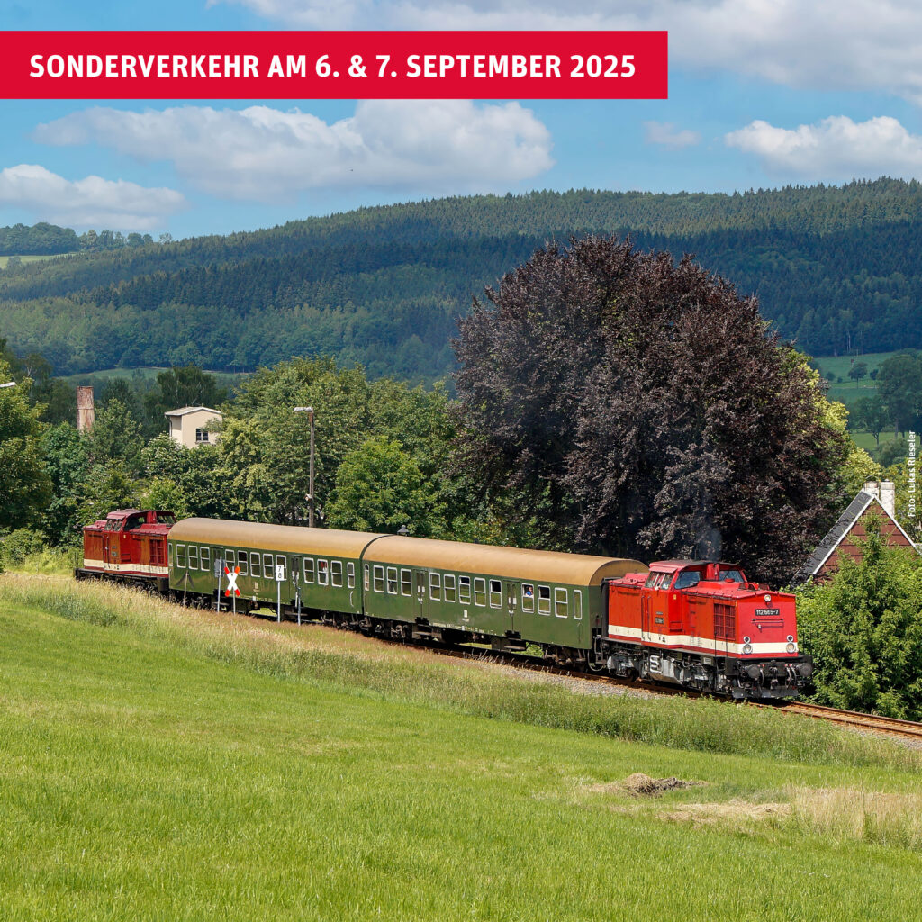 Sonderzug mit roter Diesellok fährt durch das Flöhatal