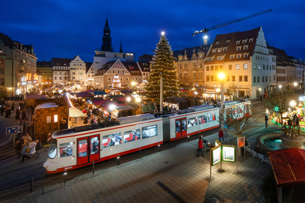 Weihnachtsmarkt Zwickau mit Straßenbahn