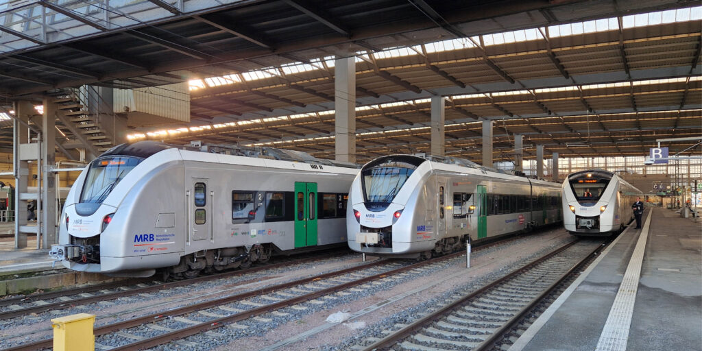 Drei Züge vom Typ Coradia Continental warten im Bahnhof