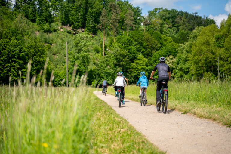 Fahrradfahrer fahren einen Radweg entlang