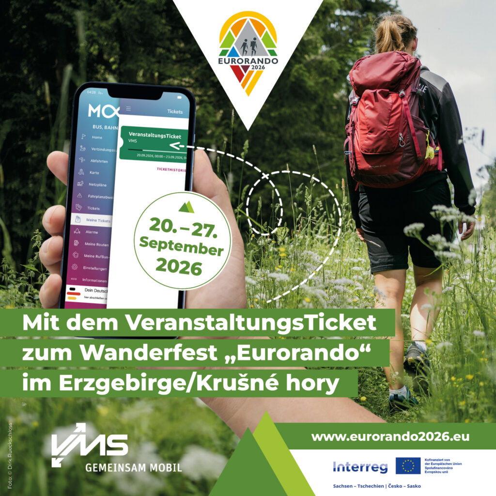 Wandernde Frau; im Vordergrund Smartphone mit MOOVME-App