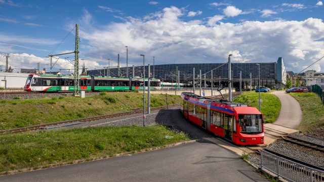 Verkehrsverbund Mittelsachsen GmbH  VMS  Chemnitzer Modell. Citylink der Linie C13 und Variobahn der Linie C11 bei der Ausfahrt hinter dem Bahnhof in Chemnitz. (Composing, da zeitversetzte Ausfahrt).  Foto: Uwe Meinhold