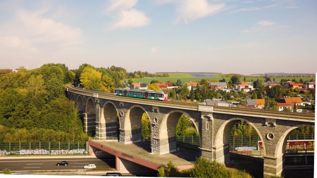 Ein CITYLINK fährt über ein Viadukt.