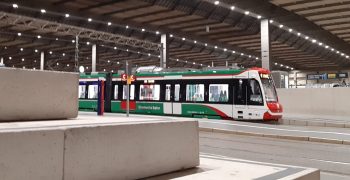 Ein CITYLINK fährt durch den Hauptbahnhof Chemnitz