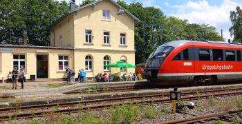 20240609 123541 (c)Eisenbahnverein Bahnhof Schlettau Bahnhof Schlettau, vor dem ein Triebwagen der Erzgebirgsbahn hält