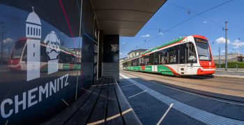 VMS Chemnitzer Modell Vorplatz des Hauptbahnhofs Chemnitz mit Chemnitz-Schriftzug und vorbeifahrendem Citylink