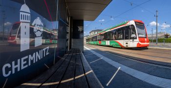 VMS Chemnitzer Modell Vorplatz des Hauptbahnhofs Chemnitz mit Chemnitz-Schriftzug und vorbeifahrendem Citylink