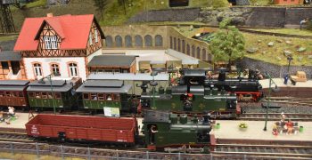 AMC DSC 8817 Modellbahnausstellung mit historischen Loks und Gebäuden