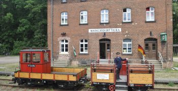 DSC0013 Die historische Chemnitztalbahn steht vor dem Museumsbahnhof Markersdorf-Taura