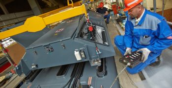 Mitarbeiter arbeitet an einer Anlage im Fahrzeug- und Technologiezentrum Chemnitz