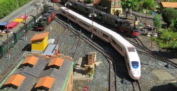 IMG 2915 23072014 Modellbahnanlage mit historischen und modernen Zügen und Gebäuden
