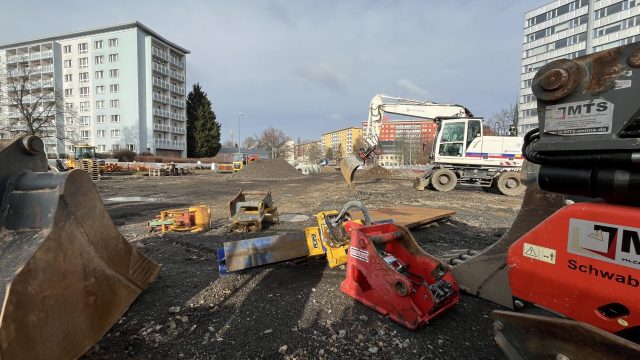 Baustelle mit Bagger und Baugeräten auf der Mühlenstraße Chemnitz