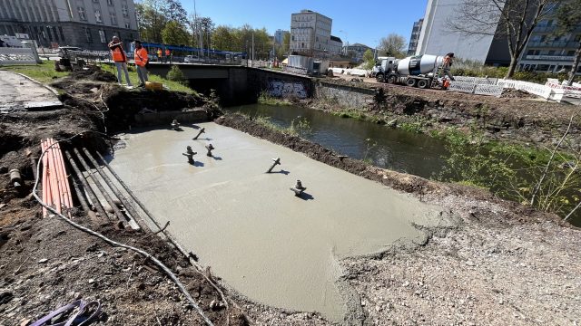 Vorbereitung der Behelfsbrücke an der Baustelle Falkeplatz Chemnitz